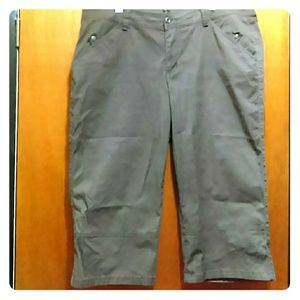 Venezia Brown Capris, size 20